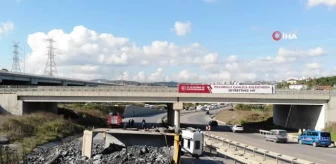 Sancaktepe'de hafriyat kamyonu yolda yan yattı: 1 yaralı