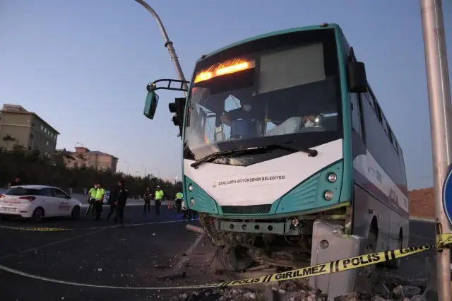 Şanlıurfa'da otobüs ile otomobilin çarpışması sonucu 1 kişi öldü, 10 kişi yaralandı
