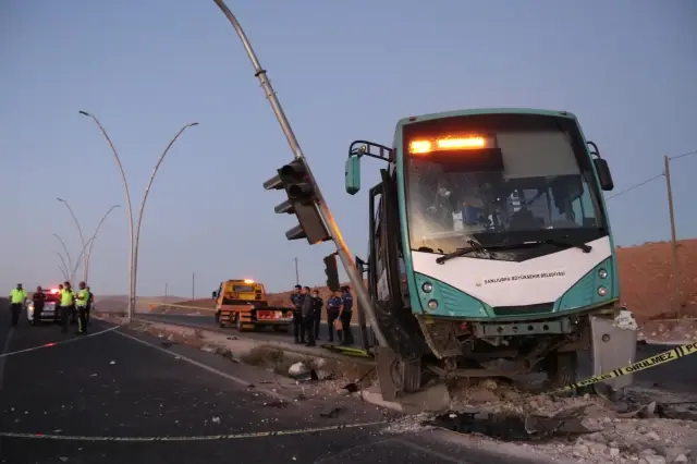 Şanlıurfa'da otobüs ile otomobilin çarpışması sonucu 1 kişi öldü, 10 kişi yaralandı