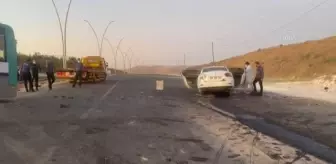 Acil Servis: Şanlıurfa'da otobüs ile otomobilin çarpışması sonucu 1 kişi öldü, 10 kişi yaralandı Acil Servis: Şanlıurfa'da otobüs ile otomobilin çarpışması sonucu 1 kişi öldü, 10 kişi yaralandı