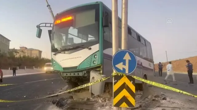 Şanlıurfa'da otobüs ile otomobilin çarpışması sonucu 1 kişi öldü, 10 kişi yaralandı