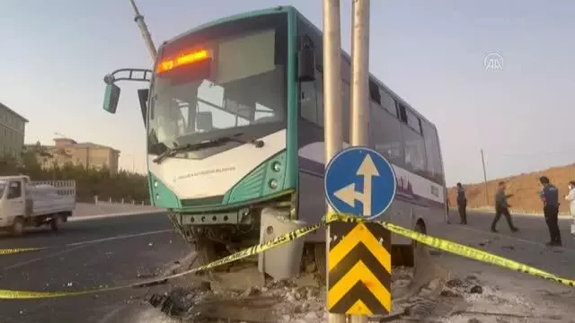 Şanlıurfa'da otobüs ile otomobilin çarpışması sonucu 1 kişi öldü, 10 kişi yaralandı