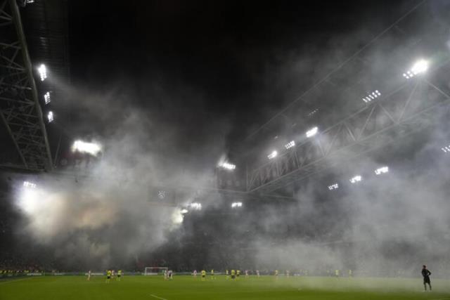 Türkiye'de olsa ceza yağar! Beşiktaş'ın kümesindeki maçta stadı ateşe verdiler