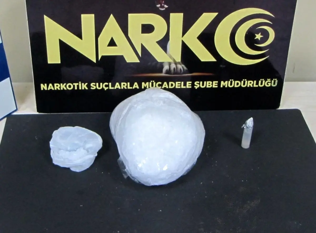 Şüphe üzerine durdurulan şahıslardan 50 gram uyuşturucu çıktı