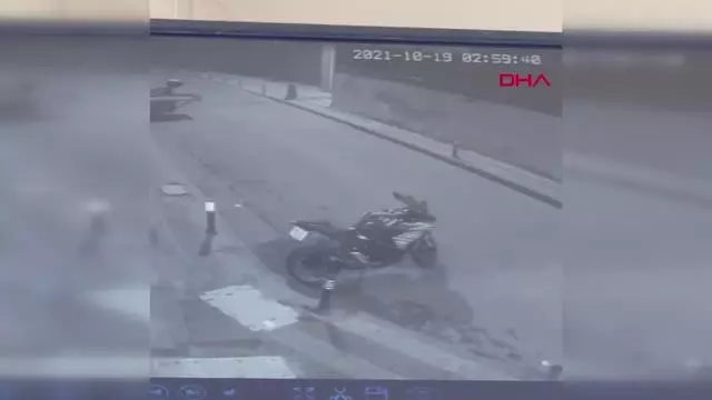 Son dakika haber... ÜSKÜDAR'DA MOTOSİKLET HIRSIZLIĞI GÜVENLİK KAMERASINDA