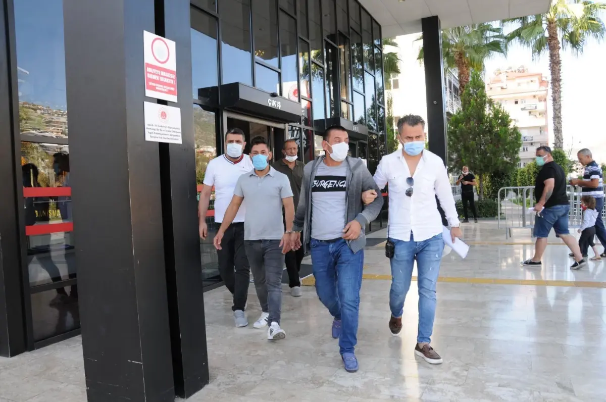 Alanya'da aranan 2 hükümlü yakalandı