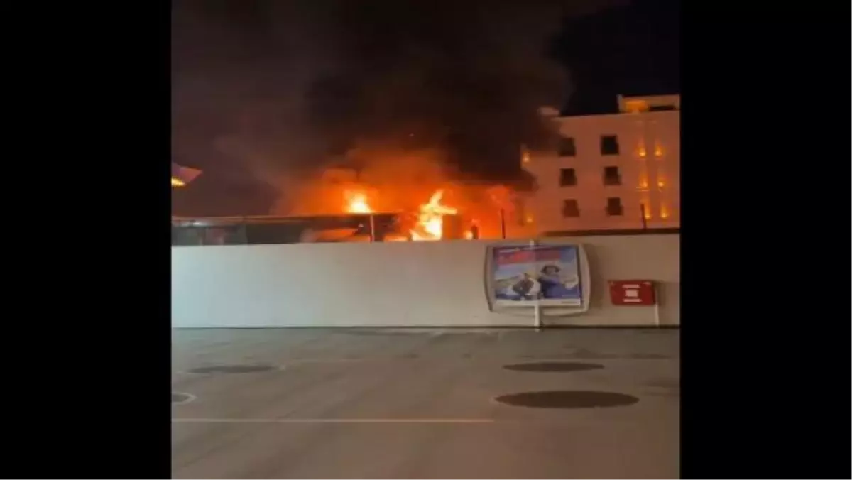 Bahçelievler'de park halindeki İETT otobüsü alev alev yandı