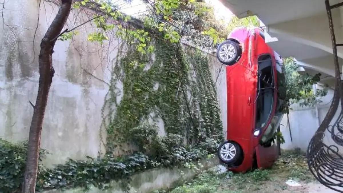 Sürücüsünün fren yerine gaza bastığı otomobil bahçeye düştü