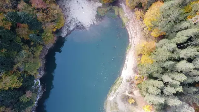 Bolu Sülüklü Göl'de sonbaharın renkleri drone ile görüntülendi