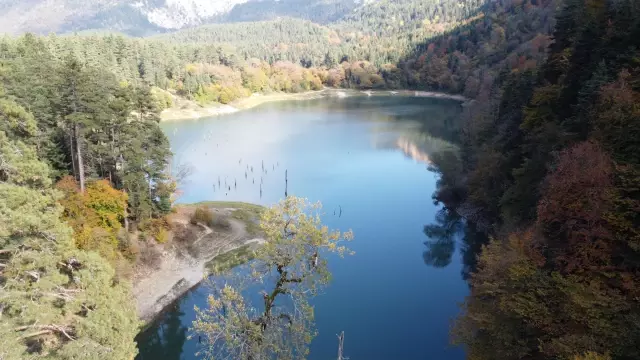 Bolu Sülüklü Göl'de sonbaharın renkleri drone ile görüntülendi