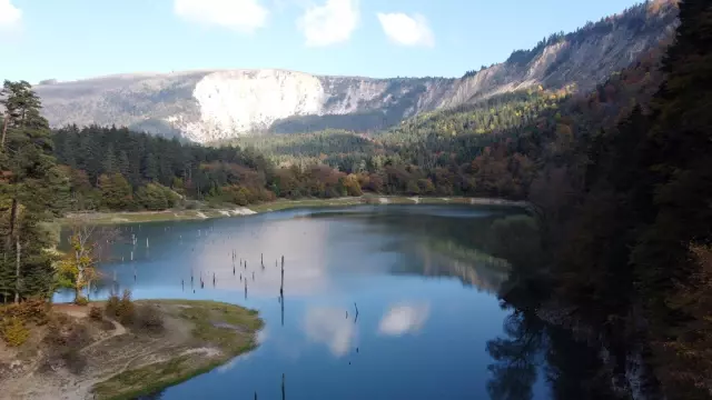 Bolu Sülüklü Göl'de sonbaharın renkleri drone ile görüntülendi