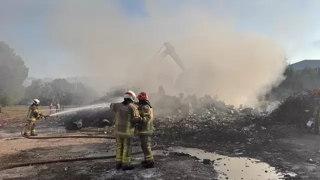 Son dakika haberi... Hurda deposunda çıkan yangın söndürüldü