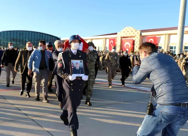 son dakika haberleri erzincan da sehit dusen asker dualarla memleketi erzurum a ugurlandi