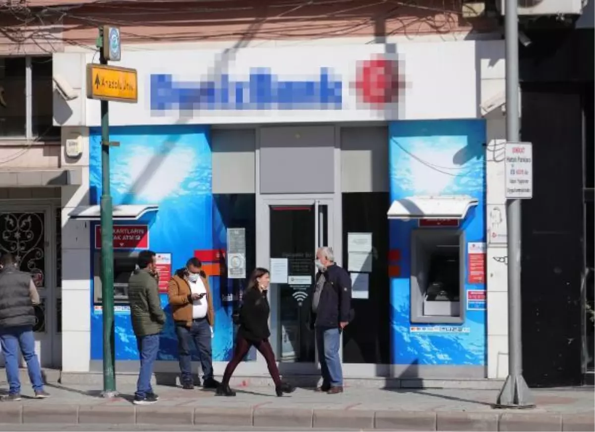 Eskişehir'de bir banka şubesi koronavirüs nedeniyle kapatıldı
