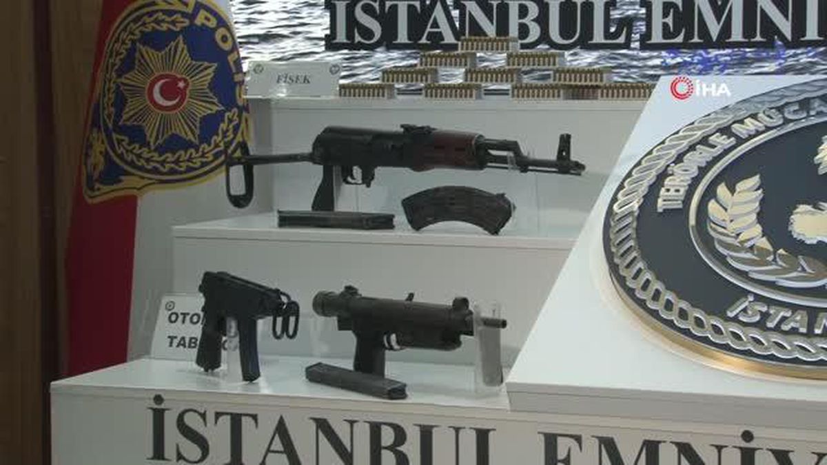 Eylem planı deşifre olan DHKP/C terör örgütünden ele geçirilen silahlar emniyette sergilendi