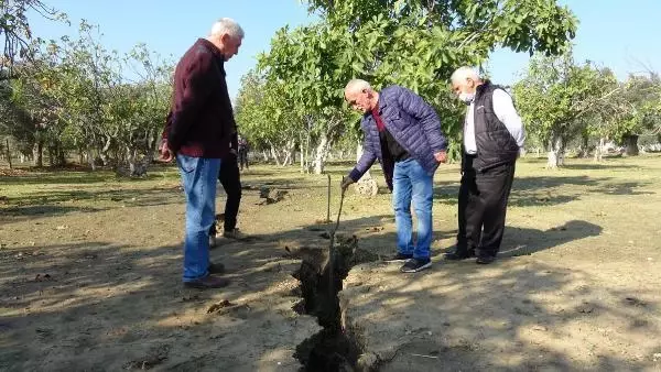 Aydın'da yağış sonrası oluşan çatlaklar halkı tedirgin etti