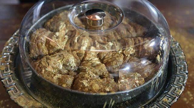 Duyan kulaklarına inanamadı! Altın kaplamalı tatlının dilimi 5 bin liradan satıldı