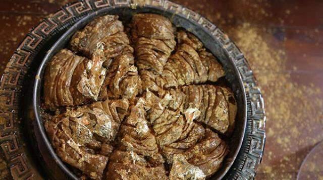 Duyan kulaklarına inanamadı! Altın kaplamalı tatlının dilimi 5 bin liradan satıldı