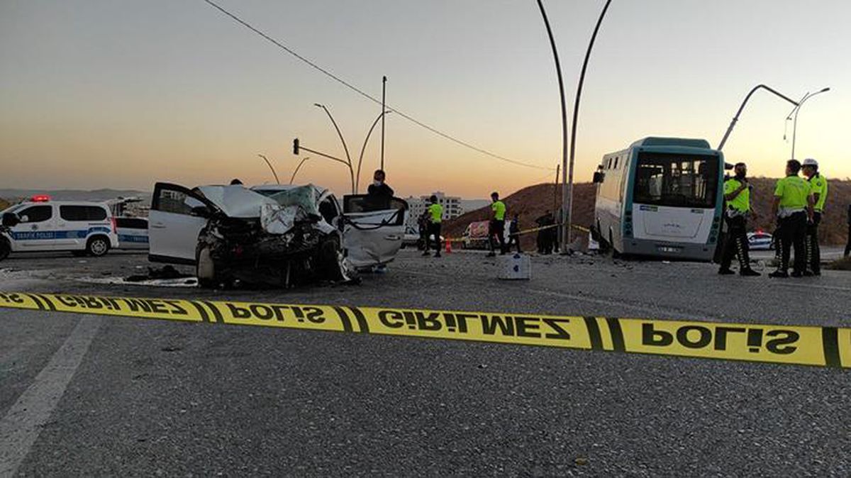 Otobüs ile otomobilin çarpıştığı kazanın görüntüleri ortaya çıktı! Çarpmanın etkisiyle yolcular koltuklarından fırladı