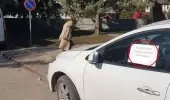 Otomobilini kaldırıma park eden sürücüye not yazıp tepki gösterdi: Değerli öküz, aracını düzgün yere park et