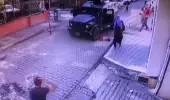 Yola fırlayan 5 yaşındaki kıza zırhlı polis aracı çarptı! Feci kaza anbean kamerada