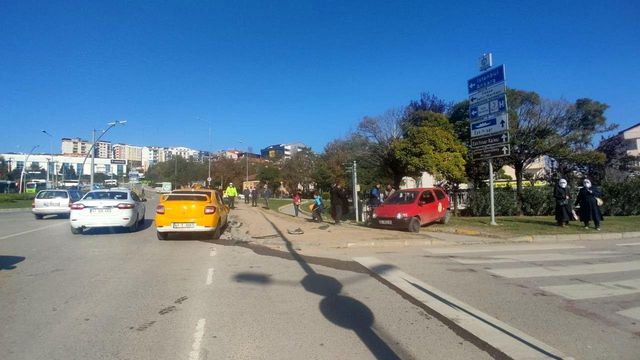 kavsakta 2 otomobil carpisti anne baba ve 2 c 7 14477614 o
