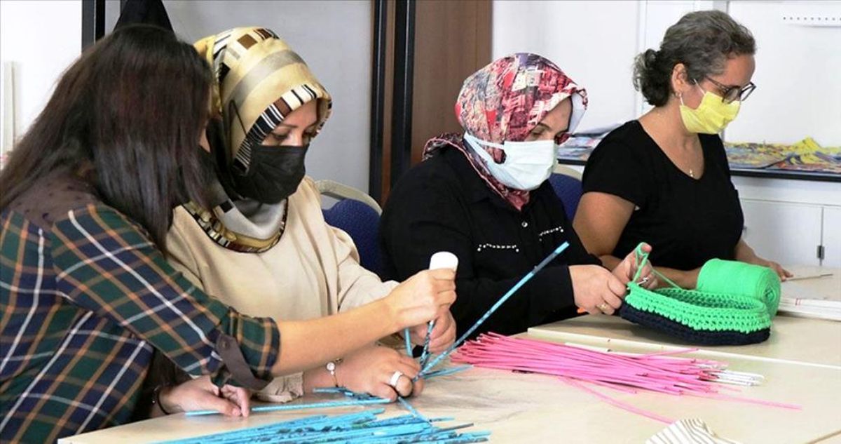 Kayseri Üniversitesi Mustafa Çıkrıkçıoğlu MYO Geleneksel El Sanatları Bölümü'nde eğitim gören kadınlar okuma azimleriyle örnek oluyor