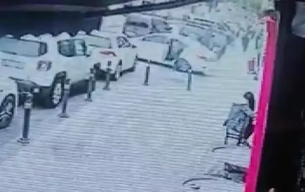 MALTEPE'DE KENDİSİNİ GASBEDEN ŞÜPHELİLERİN KAÇTIĞI ARACIN İÇİNE BÖYLE ATLADI