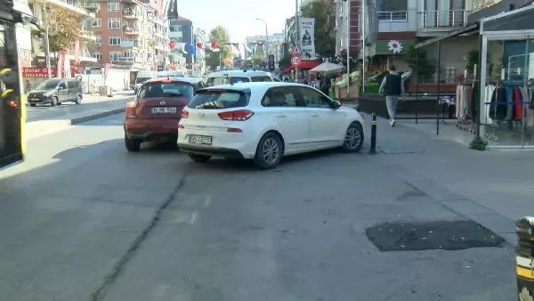MALTEPE'DE KENDİSİNİ GASBEDEN ŞÜPHELİLERİN KAÇTIĞI ARACIN İÇİNE BÖYLE ATLADI