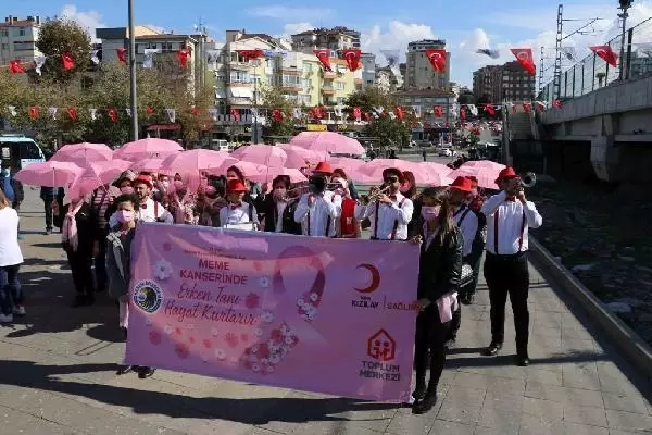 İSTANBUL-MEME KANSERİNE DİKKAT ÇEKMEK AMACI İLE 'PEMBE PATİKA' ETKİNLİĞİ DÜZENLENDİ