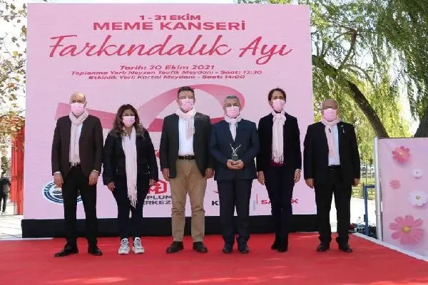 İSTANBUL-MEME KANSERİNE DİKKAT ÇEKMEK AMACI İLE 'PEMBE PATİKA' ETKİNLİĞİ DÜZENLENDİ