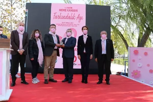 İSTANBUL-MEME KANSERİNE DİKKAT ÇEKMEK AMACI İLE 'PEMBE PATİKA' ETKİNLİĞİ DÜZENLENDİ