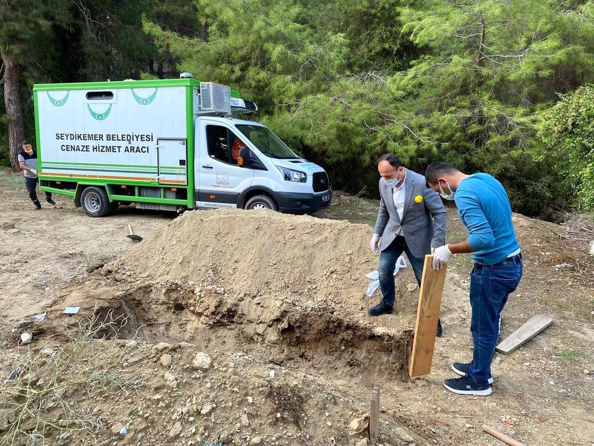 Muğla'da ölen kimsesiz İngiliz'in cenazesini belediye ekipleri kaldırdı
