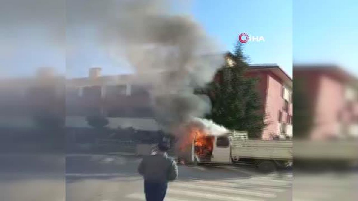 Park halindeki pikap alevlere teslim oldu