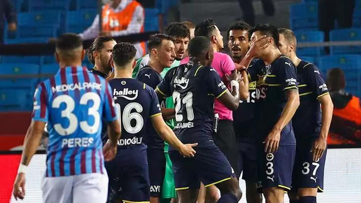 Son Dakika: Trabzonspor maçında yaşananların faturası çok ağır oldu! PFDK, Fenerbahçe'ye ceza yağdırdı