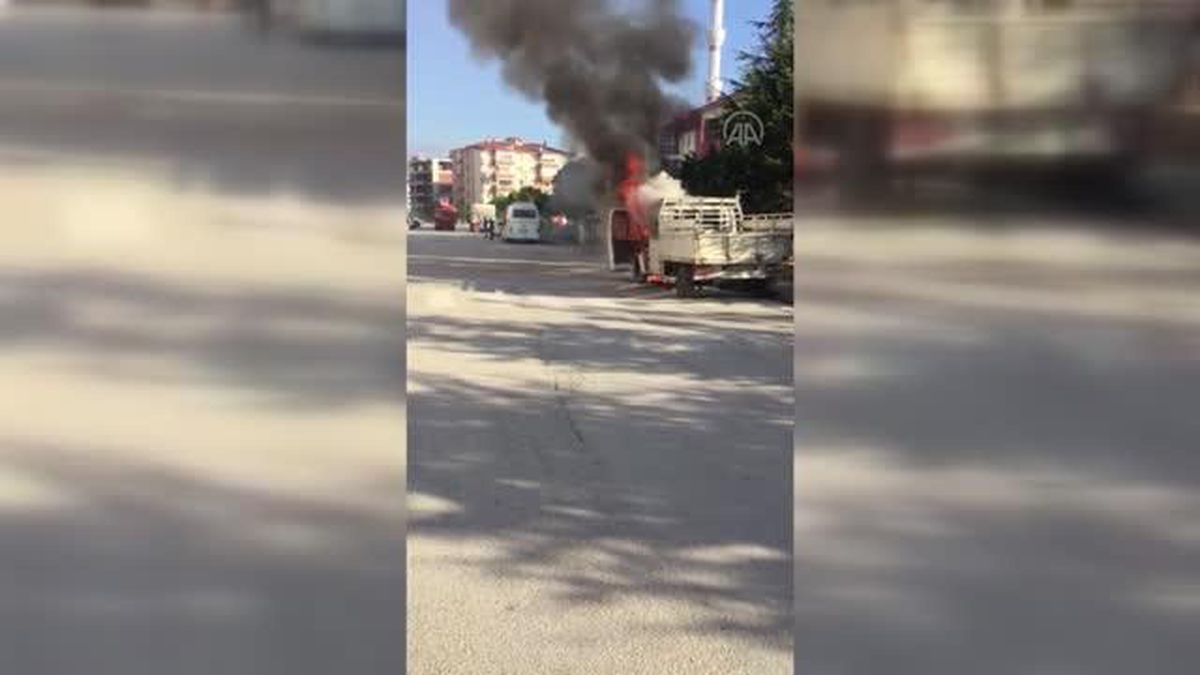 Son dakika haber | Turhal'da park halindeki kamyonette çıkan yangın hasara yol açtı