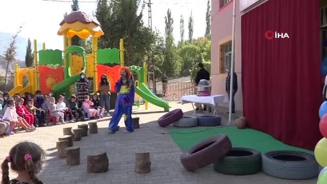 Uludere'de istekli öğretmenlerden gezici çocuk tiyatrosu