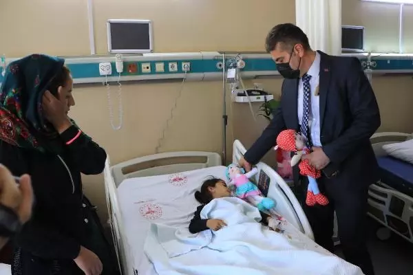 ZIRHLI ARACIN ALTINDA KALAN 5 YAŞINDAKİ NURE, HAYATİ TEHLİKEYİ ATLATTI