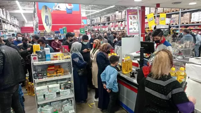 Ucuz yağ izdihamı! Fiyatı duyan markete koştu, kasaların önünde uzun kuyruklar oluştu