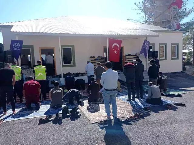 Adana'da orman yangınında yanan cami yeniden ibadete açıldı