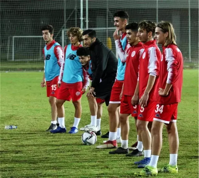 Antalyaspor'da Nuri Şahin, ikinci maçında galibiyet hedefliyor