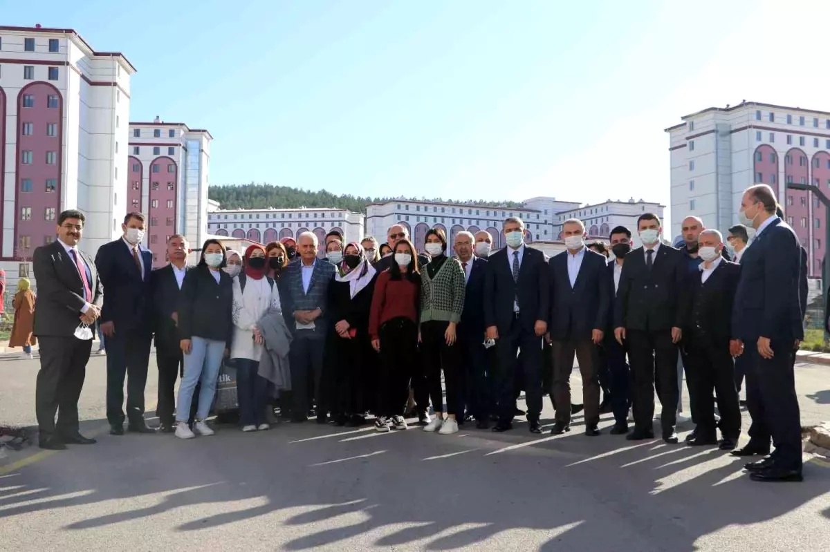 Binali Yıldırım'ı karşısında görünce telefona sarılıp babası ile görüştürdü
