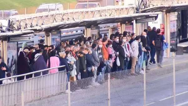 CEVİZLİBAĞ METROBÜS DURAĞINDA BENZER GÖRÜNTÜLER
