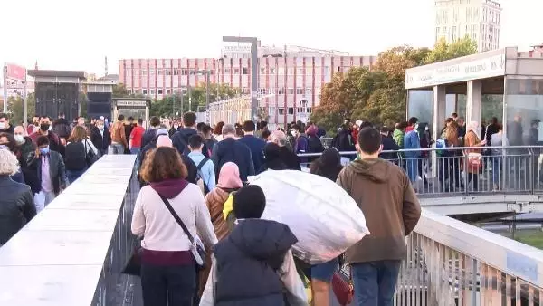 CEVİZLİBAĞ METROBÜS DURAĞINDA BENZER GÖRÜNTÜLER