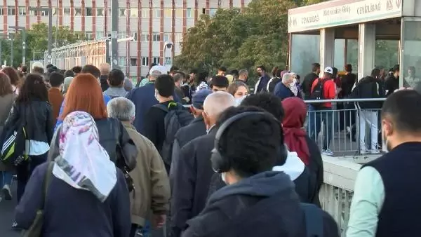 CEVİZLİBAĞ METROBÜS DURAĞINDA BENZER GÖRÜNTÜLER