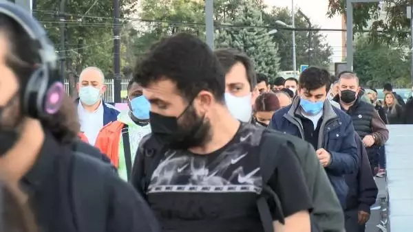CEVİZLİBAĞ METROBÜS DURAĞINDA BENZER GÖRÜNTÜLER