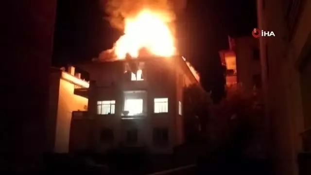 Çorum'da apartmanın çatı katı alev alev yandı