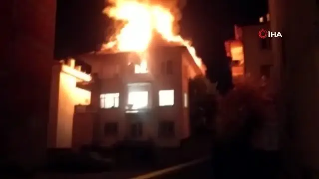 Çorum'da apartmanın çatı katı alev alev yandı