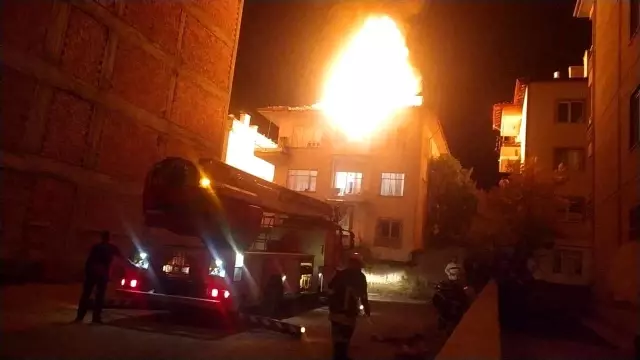 Çorum'da apartmanın çatı katı alev alev yandı