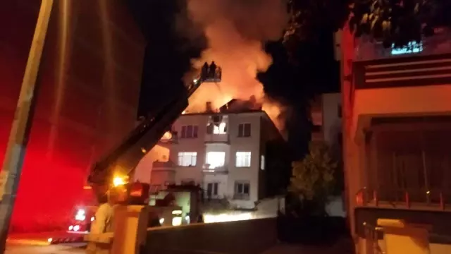 Çorum'da apartmanın çatı katı alev alev yandı